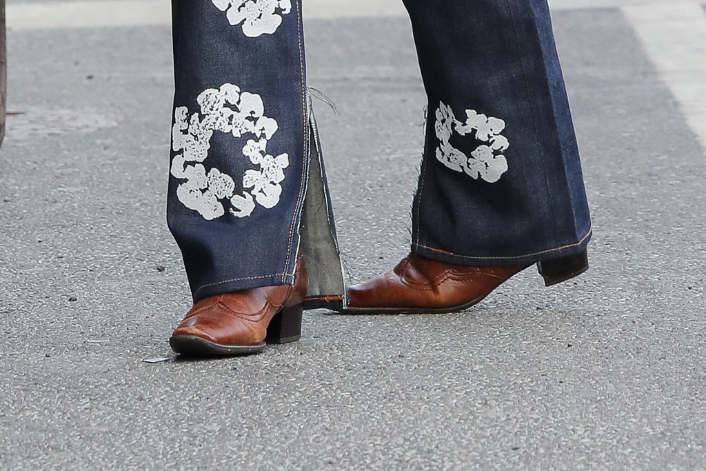 bella hadid, western boots, nyc, floral jeans