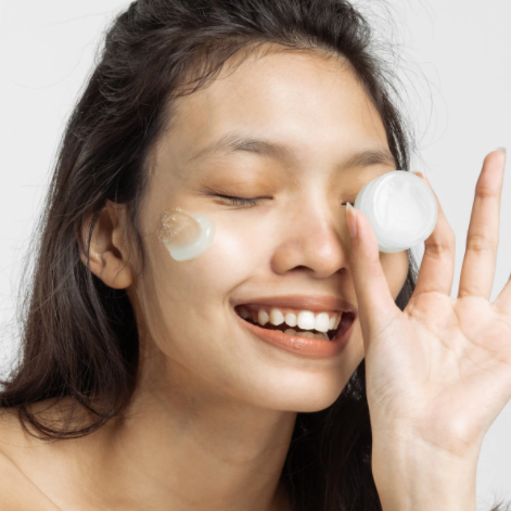 woman doing a eye care skin treatment