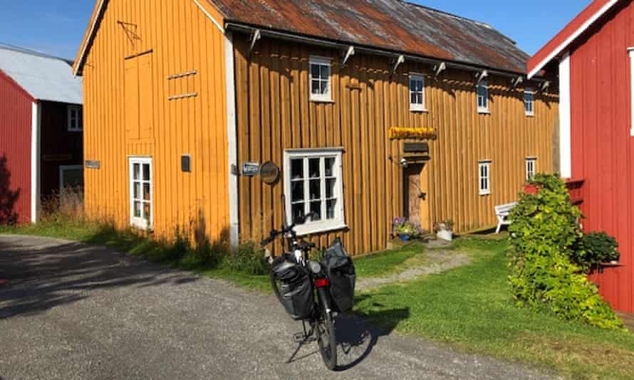 The e-bike parked outside a typical Helgeland house.