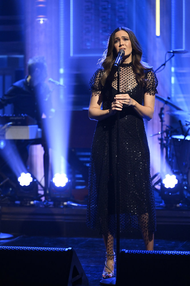 THE TONIGHT SHOW STARRING JIMMY FALLON -- Episode 1650 -- Pictured: Musical guest Mandy Moore performs on Tuesday, May 10, 2022 -- (Photo by: Todd Owyoung/NBC)