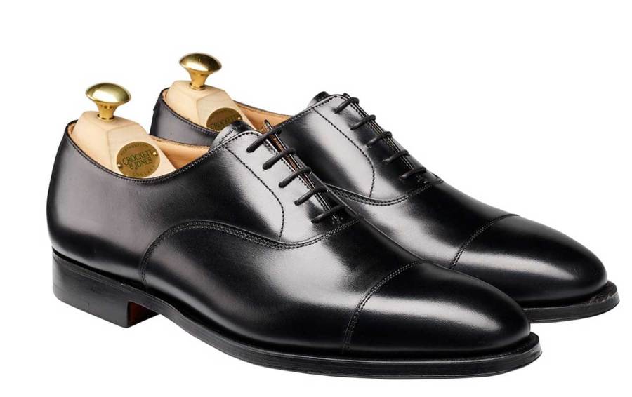 Black plain leather Oxfords can work as a style of formal shoes if they are polished nicely.
