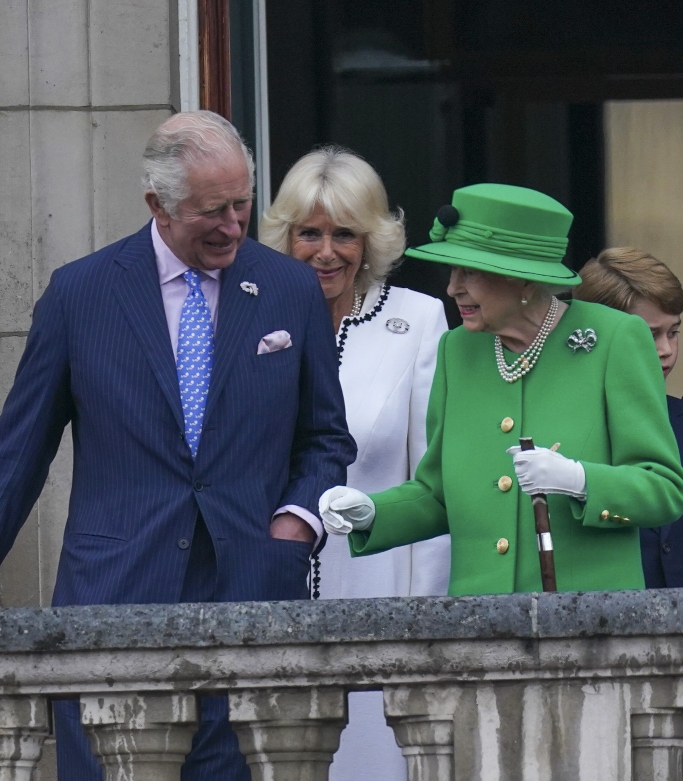 queen elizabeth II, platinum jubilee celebrations, green outfit, buckingham palace, prince charles, camilla, duchess of cornwall, prince george