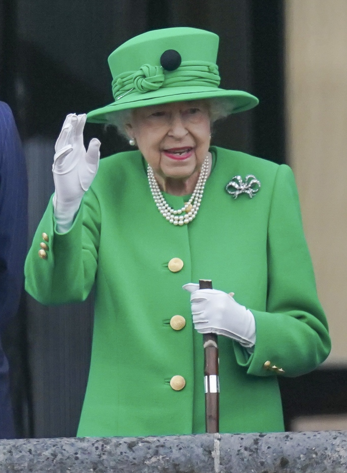 queen elizabeth II, platinum jubilee celebrations, green outfit, buckingham palace