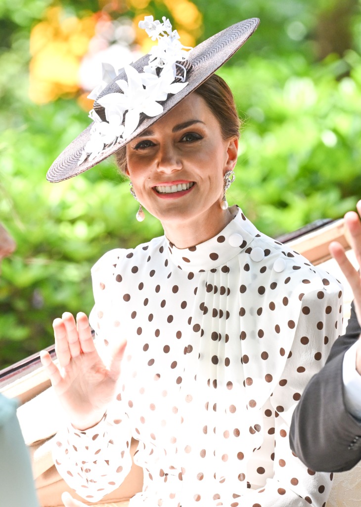 Royal Guests arrive via carriage to the fourth day of the Royal Ascot Races 2022.Pictured: Catherine,Duchess of Cambridge Ref: SPL5319489 170622 NON-EXCLUSIVE Picture by: SplashNews.com Splash News and Pictures USA: +1 310-525-5808 London: +44 (0)20 8126 1009 Berlin: +49 175 3764 166 photodesk@splashnews.com World Rights