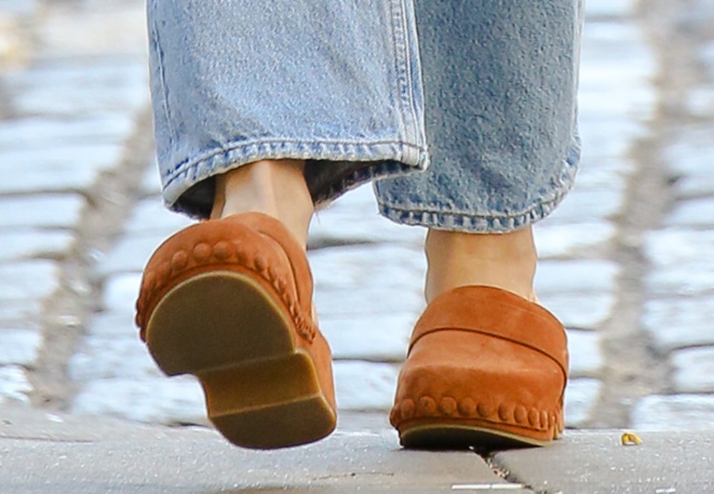 katie holmes, chloe joy clogs, clogs, street style