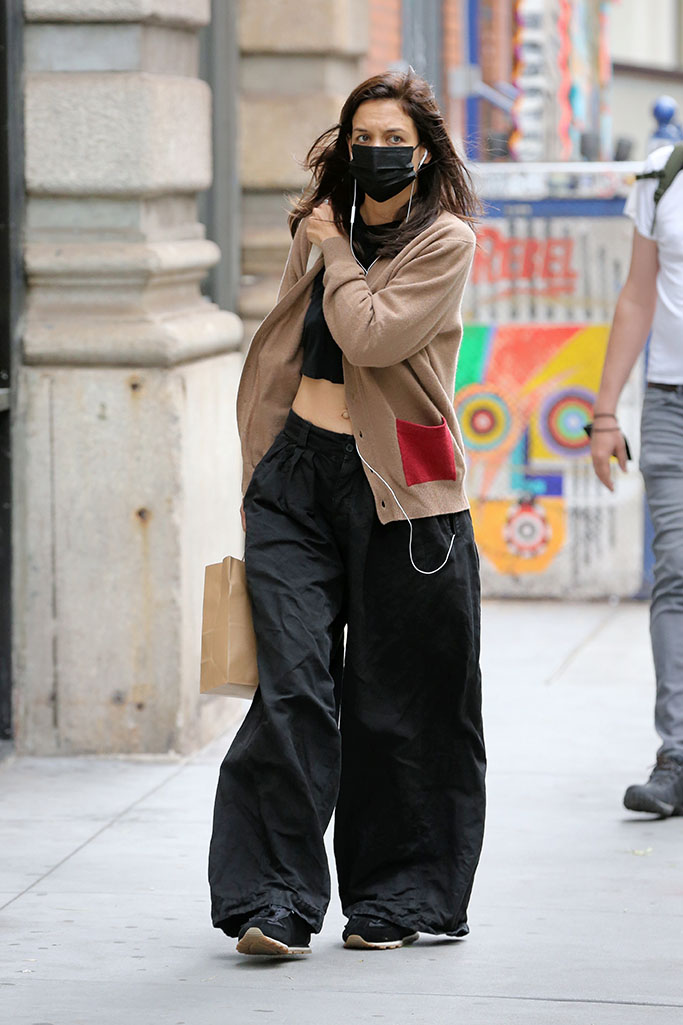 Katie Holmes is seen shopping in a crop top, tan sweater with red pockets and baggy black pants in New York City.Pictured: Katie Holmes Ref: SPL5319872 180622 NON-EXCLUSIVE Picture by: Christopher Peterson / SplashNews.com Splash News and Pictures USA: +1 310-525-5808 London: +44 (0)20 8126 1009 Berlin: +49 175 3764 166 photodesk@splashnews.com World Rights
