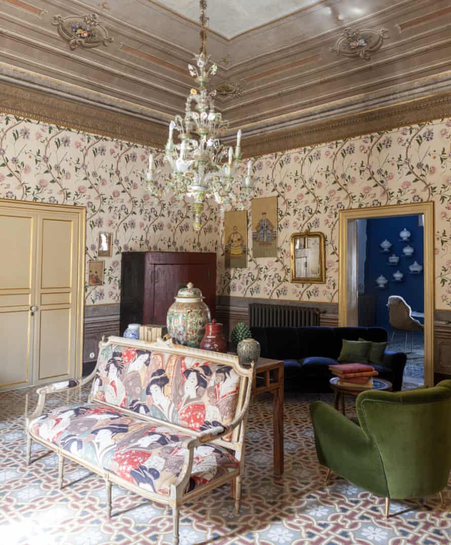 A Murano chandelier, restored frescoes, an 18th-century Chinese vase and a 1700s sofa covered with Japanese fabric.