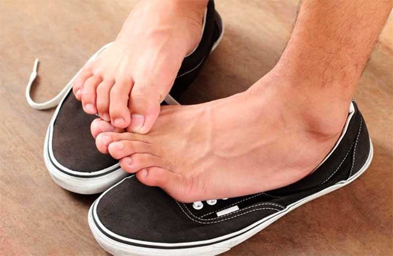 how to keep shoes from stinking without socks