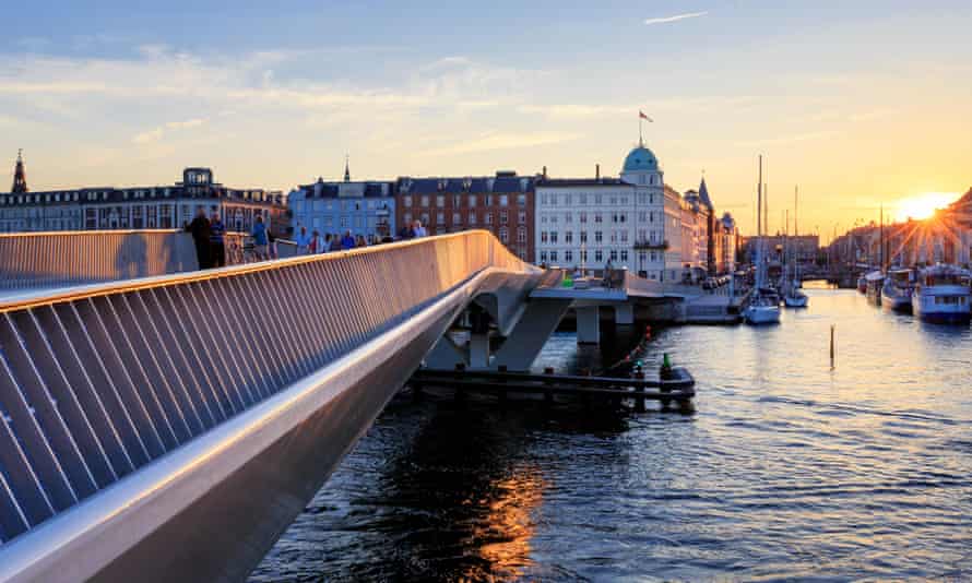 A bridge for cyclists and pedestrians connects Nyhavn and Christianshavn.
