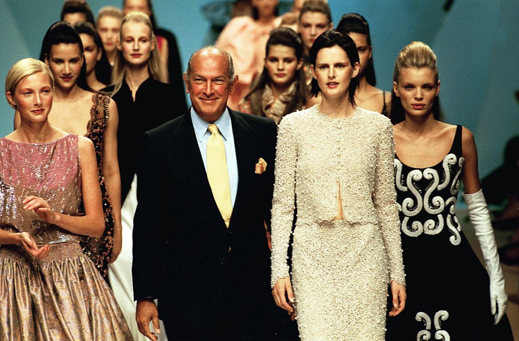 PARIS, FRANCE - JULY 08: Oscar de La Renta, Stella Tenant and Esther Canadas walk the runway during the Balmain Haute Couture Fall/winter 1999 - 2000 Fashion show on July 08, 1999 in Paris, France. (Photo by Victor VIRGILE/Gamma-Rapho via Getty Images)