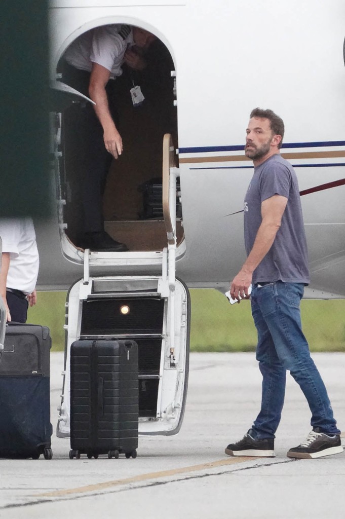 Ben Affleck wedding, georgia airport, jeans and sneakers casual style