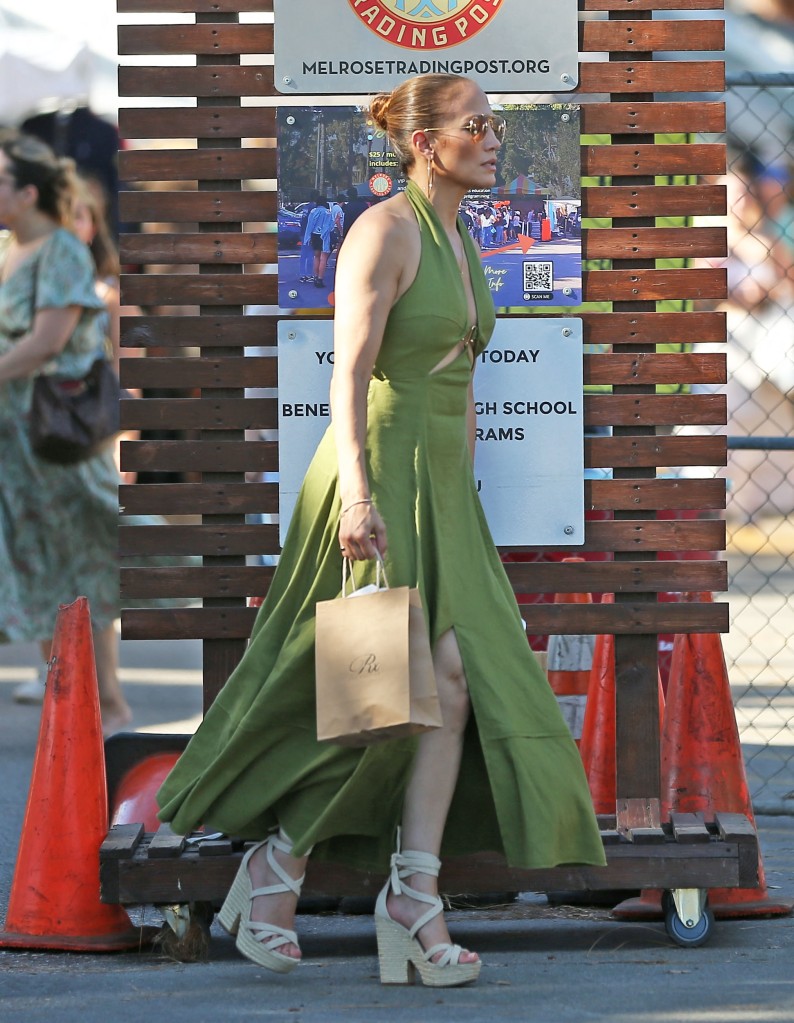 Jennifer Lopez is seen shopping at Melrose Trading post flea market in Los Angeles. 11 Sep 2022 Pictured: Jennifer Lopez. Photo credit: TheCelebrityfinder/MEGA TheMegaAgency.com +1 888 505 6342 (Mega Agency TagID: MEGA894992_028.jpg) [Photo via Mega Agency]