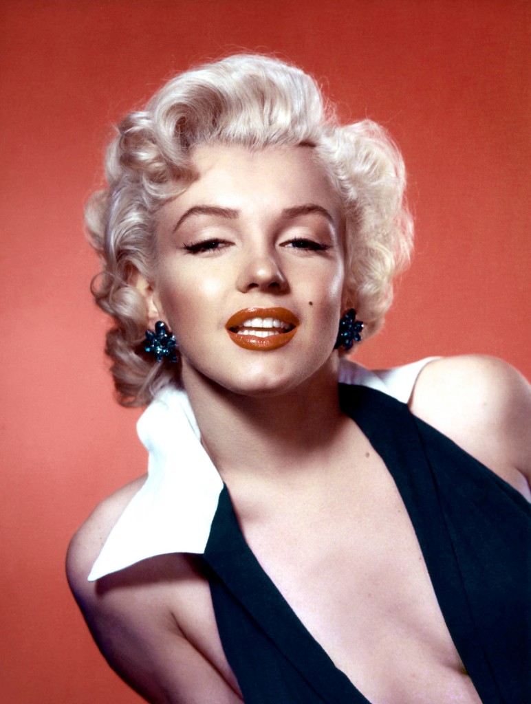 The makeup and hair professionals reshaped de Armas' hairline, eyes, ebrows and lips in order to transform her into Monroe.