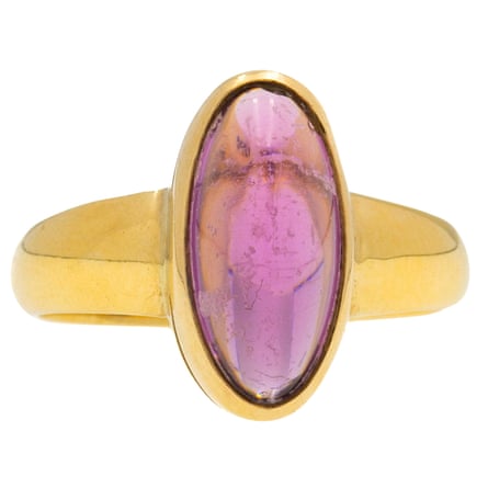 Ring with oval amethyst