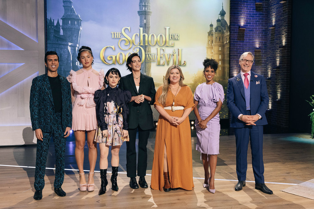 THE KELLY CLARKSON SHOW -- Episode J038 -- Pictured: (l-r) Soman Chainani, Sofia Wylie, Sophia Anne Caruso, Charlize Theron, Kelly Clarkson, Kerry Washington, Paul Feig -- (Photo by: Weiss Eubanks/NBCUniversal)