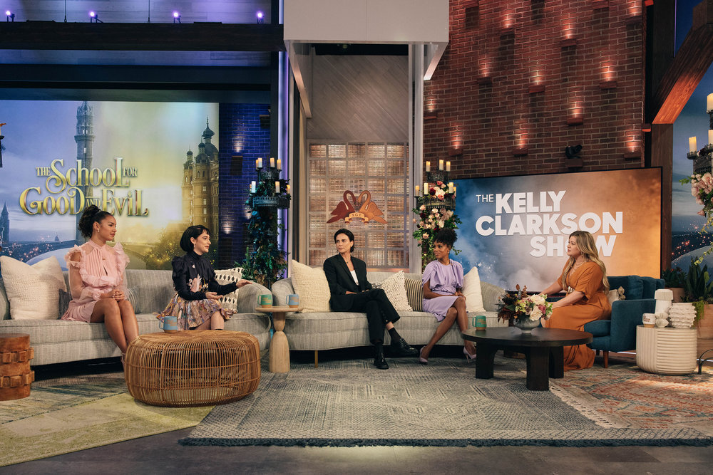THE KELLY CLARKSON SHOW -- Episode J038 -- Pictured: (l-r) Sofia Wylie, Sophia Anne Caruso, Charlize Theron, Kerry Washington, Kelly Clarkson -- (Photo by: Weiss Eubanks/NBCUniversal)