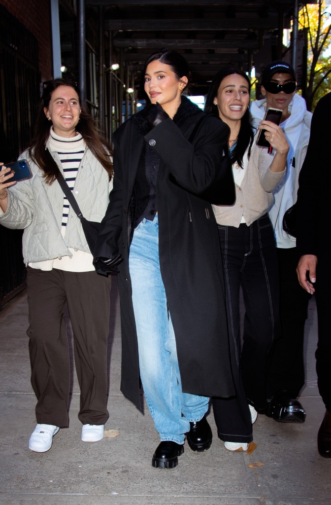 Kendall and Kylie Jenner are seen leaving a clothing store in New York City.Pictured: Kylie Jenner Ref: SPL5500886 081122 NON-EXCLUSIVE Picture by: WavyPeter / SplashNews.com Splash News and Pictures USA: +1 310-525-5808 London: +44 (0)20 8126 1009 Berlin: +49 175 3764 166 photodesk@splashnews.com World Rights