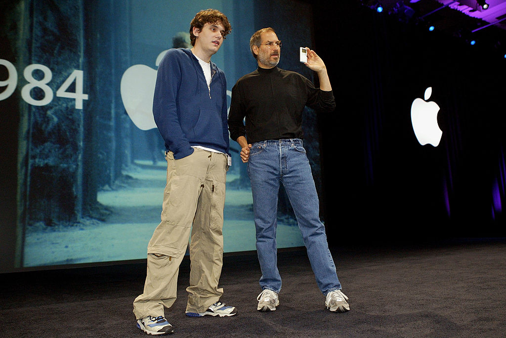 SAN FRANCISCO - JANUARY 6: Apple CEO Steve Jobs (R) and musician John Mayer show a new mini iPod at Macworld January 6, 2004 in San Francisco. Jobs announced several new products including the new iLife 4 software and the Mini iPod. (Photo by Justin Sullivan/Getty Images)
