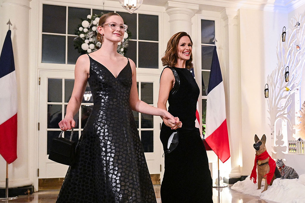 Jennifer Garner and her daughter Violet Affleck arrive at the White House to attend a state dinner honoring French President Emmanuel Macron, in Washington, DC, on Dec. 1, 2022.