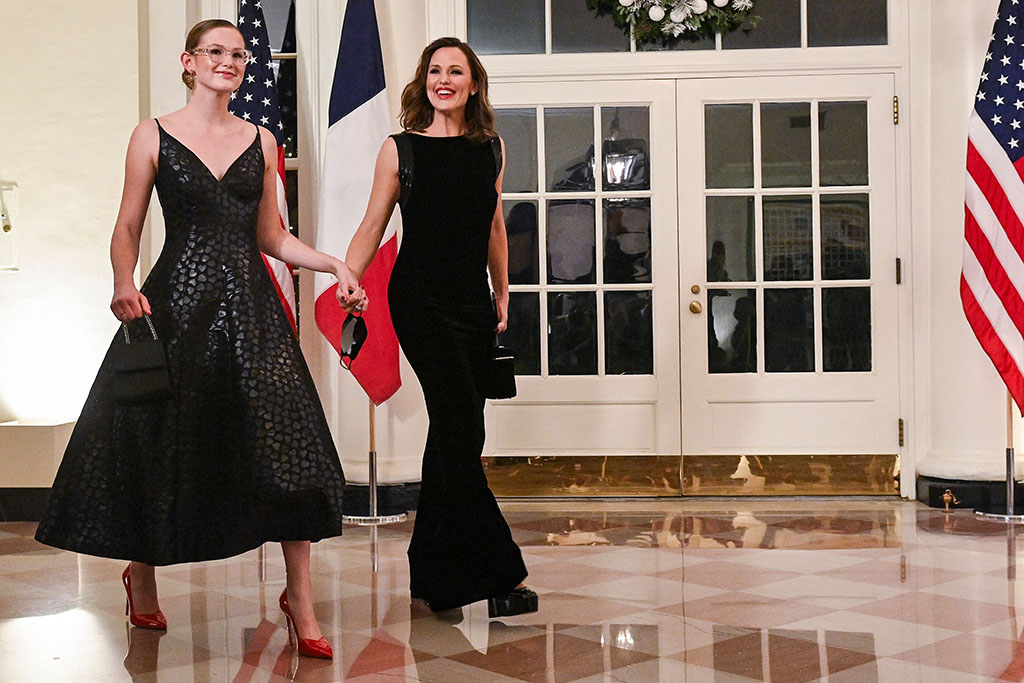 Jennifer Garner and her daughter Violet Affleck arrive at the White House to attend a state dinner honoring French President Emmanuel Macron, in Washington, DC, on Dec. 1, 2022.