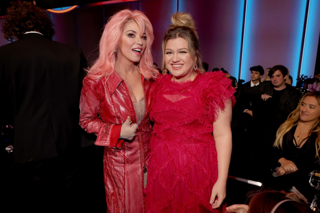 SANTA MONICA, CALIFORNIA - DECEMBER 06: 2022 PEOPLE'S CHOICE AWARDS -- Pictured: (l-r) Shania Twain and Kelly Clarkson pose backstage during the 2022 People's Choice Awards held at the Barker Hangar on December 6, 2022 in Santa Monica, California. -- (Photo by Chris Polk/E! Entertainment/E! Entertainment/NBC via Getty Images)