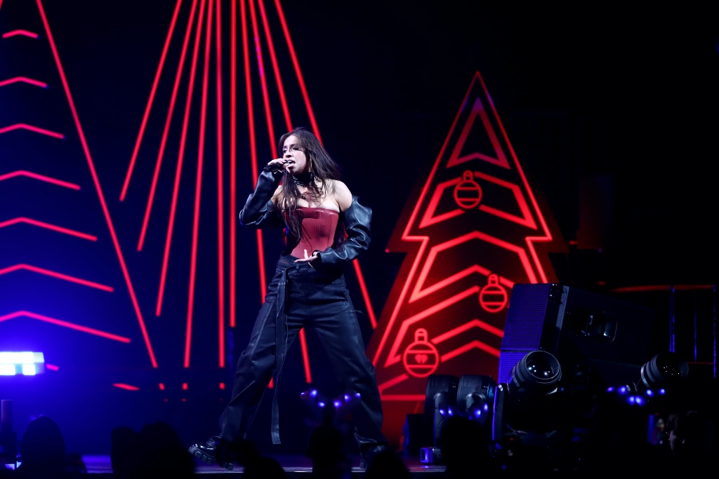 Tate McRae, iHeart Radio Jingle Ball, Jingle Ball, holidays, concert, performance, boots, black boots, lug sole boots, platform boots, leather boots, corset top, tube top, red carpet