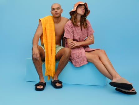 Tarquin wears Lucy Folk shorts and towel and Allbirds slides. Scarlet wears Lucy Folk robe, hat and gold ring; Reliquia pearl necklace and Alias Mae slides.