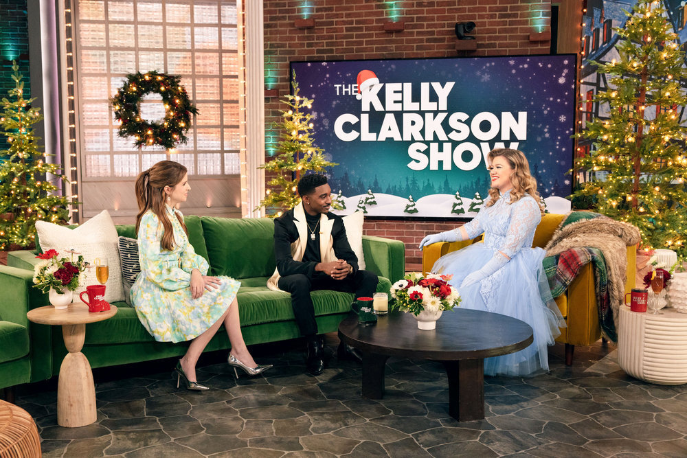 THE KELLY CLARKSON SHOW -- Episode J078 -- Pictured: (l-r) Anna Kendrick, Jordan L. Jones, Kelly Clarkson -- (Photo by: Weiss Eubanks/NBCUniversal)