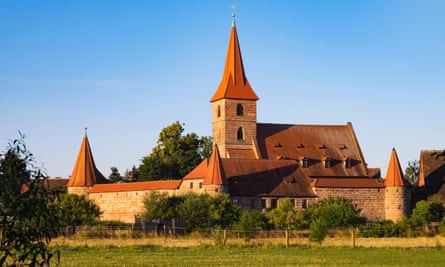 The lush countryside of Knoblauchsland and the church of St George in Kraftshof.