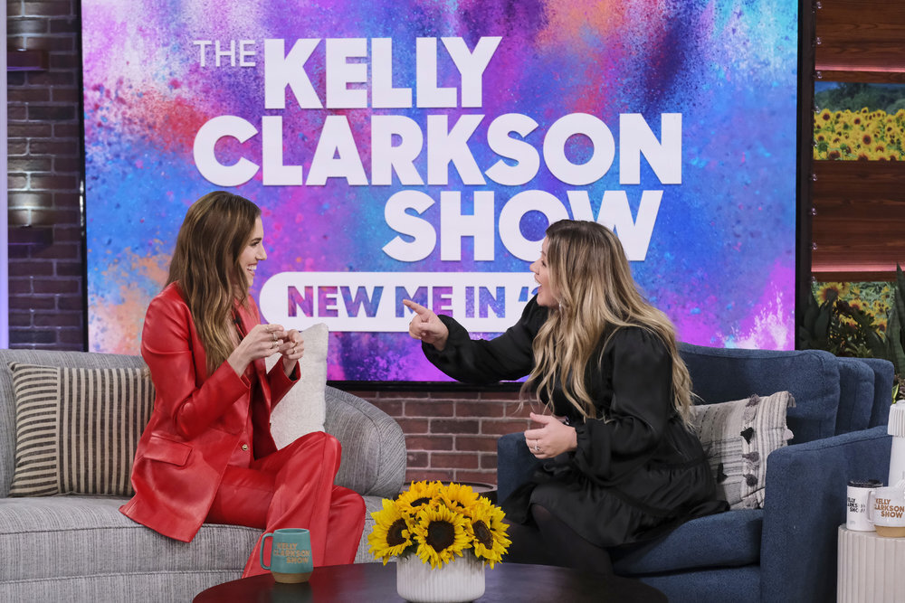 THE KELLY CLARKSON SHOW -- Episode J073 -- Pictured: (l-r) Allison Williams, Kelly Clarkson -- (Photo by: Trae Patton/NBCUniversal)