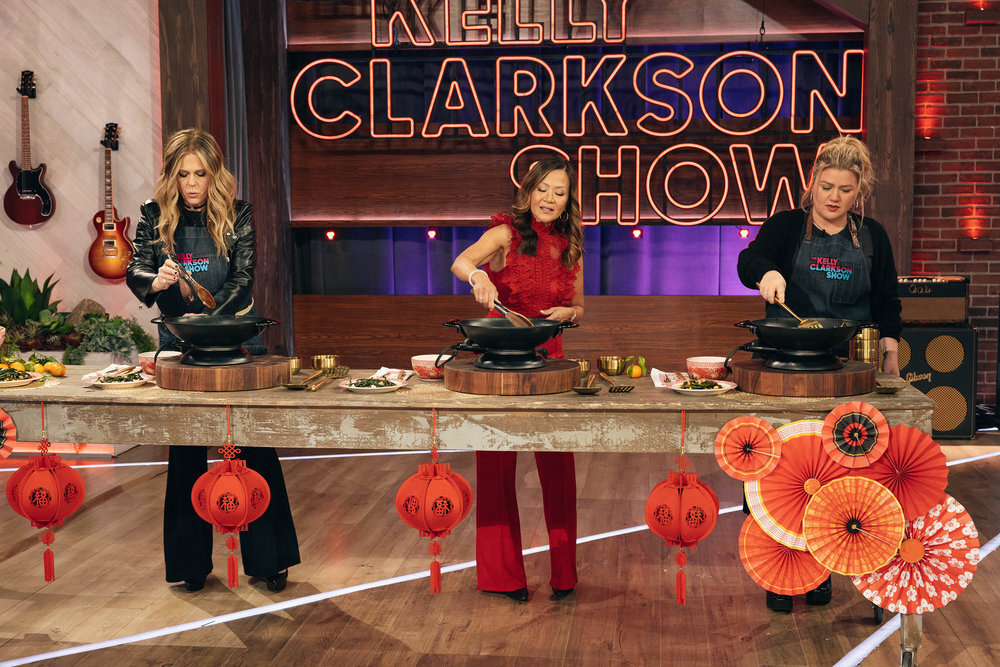THE KELLY CLARKSON SHOW -- Episode J087 -- Pictured: (l-r) Rita Wilson, Katie Chin, Kelly Clarkson -- (Photo by: Weiss Eubanks/NBCUniversal)