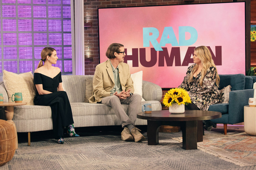 Emma Roberts, Dr. “Buck” Drummond, and Kelly Clarkson on 