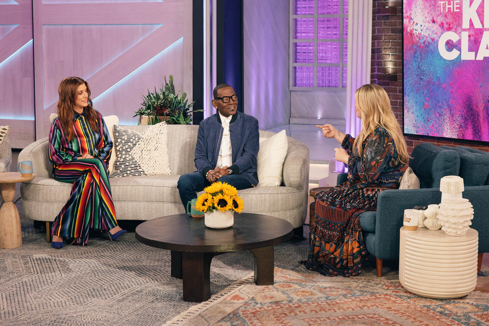 THE KELLY CLARKSON SHOW -- Episode J094 -- Pictured: (l-r) Kate Walsh, Randy Jackson, Kelly Clarkson -- (Photo by: Weiss Eubanks/NBCUniversal)