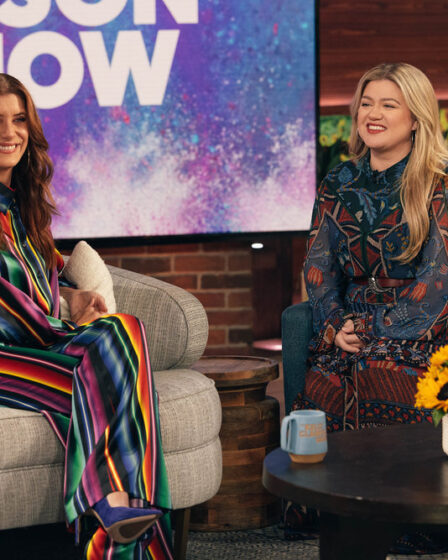 THE KELLY CLARKSON SHOW -- Episode J094 -- Pictured: (l-r) Kate Walsh, Kelly Clarkson -- (Photo by: Weiss Eubanks/NBCUniversal)