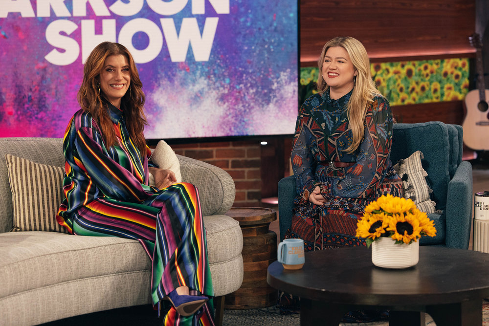 THE KELLY CLARKSON SHOW -- Episode J094 -- Pictured: (l-r) Kate Walsh, Kelly Clarkson -- (Photo by: Weiss Eubanks/NBCUniversal)