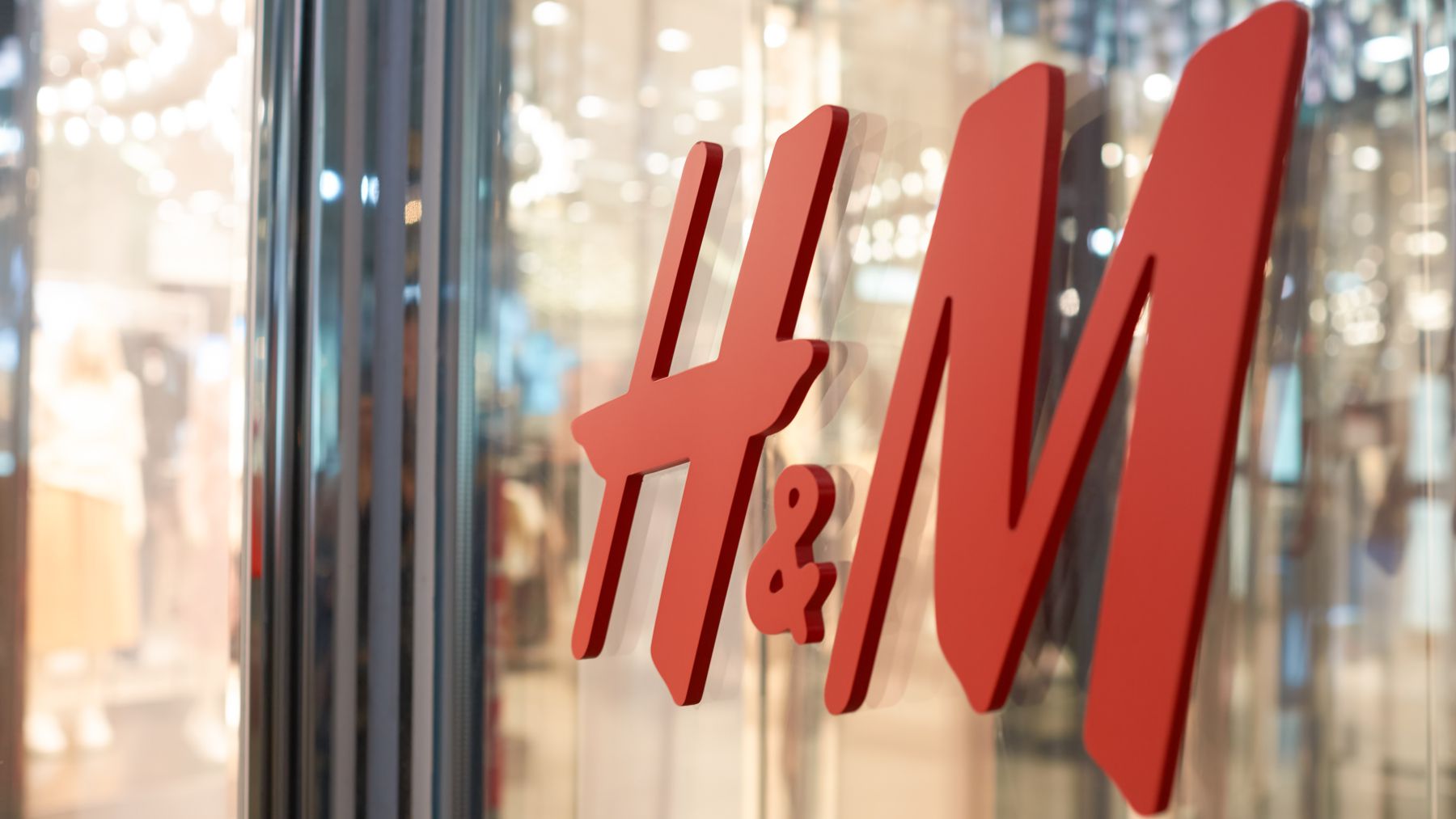 H&M Drops as Surging Costs Nearly Wipe Out Earnings