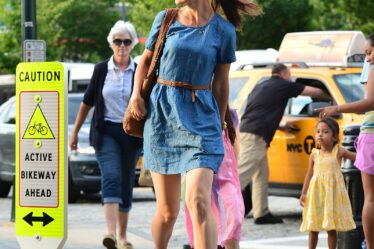 NEW YORK NY  JULY 10  Kathleen Holmes Katie Holmes and Suri Cruise arrive to Chelsea Piers on July 10 2012 in New York City.