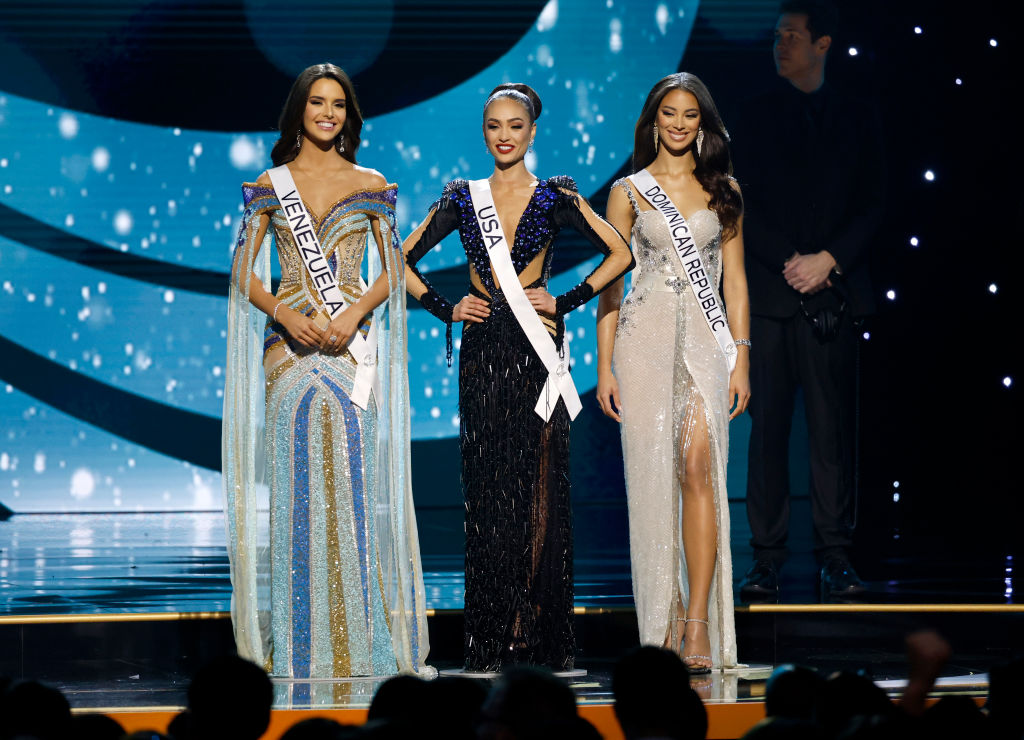 NEW ORLEANS, LOUISIANA - JANUARY 14: Miss Venezuela Amanda Dudamel Miss USA R'bonney Gabriel and Miss Dominican Republic Andreína Martínez speak during The 71st Miss Universe Competition at New Orleans Morial Convention Center on January 14, 2023 in New Orleans, Louisiana. (Photo by Jason Kempin/Getty Images)