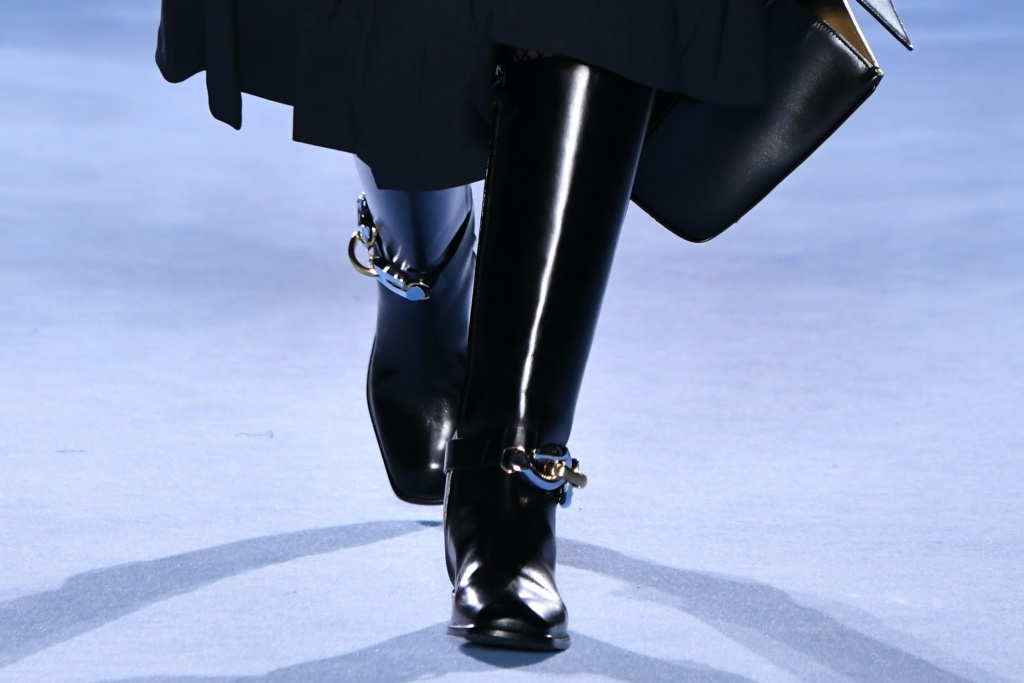 Irina Shayk, Tory Burch, boots, black boots, leather boots, runway, skirt, black skirt, coat, white coat, NYFW, New York City, New York Fashion Week, front row, runway show