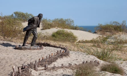 Sculpture of Jean-Paul Sartre on the Parnidis sand dune.
