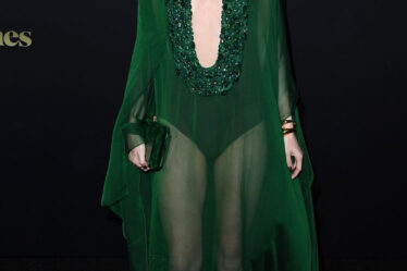 Suki Waterhouse Wore Stéphane Rolland Haute Couture To The 'Daisy Jones & The Six' LA Premiere