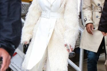 Jennifer Lopez rocking the outdoor slipper look.