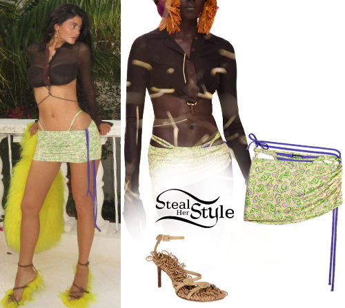 Kylie Jenner: Crop Top, Printed Skirt