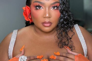 Lizzo's Blushing Beauty For The GrammysLizzo's Blushing Beauty For The Grammys