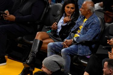 Mindy Kaling and her dad attend a basketball game between the Los Angeles Lakers and the Golden State Warriors at Crypto.com Arena.Pictured: Mindy Kaling Ref: SPL5525080 230223 NON-EXCLUSIVE Picture by: London Entertainment / SplashNews.com Splash News and Pictures USA: +1 310-525-5808 London: +44 (0)20 8126 1009 Berlin: +49 175 3764 166 photodesk@splashnews.com World Rights