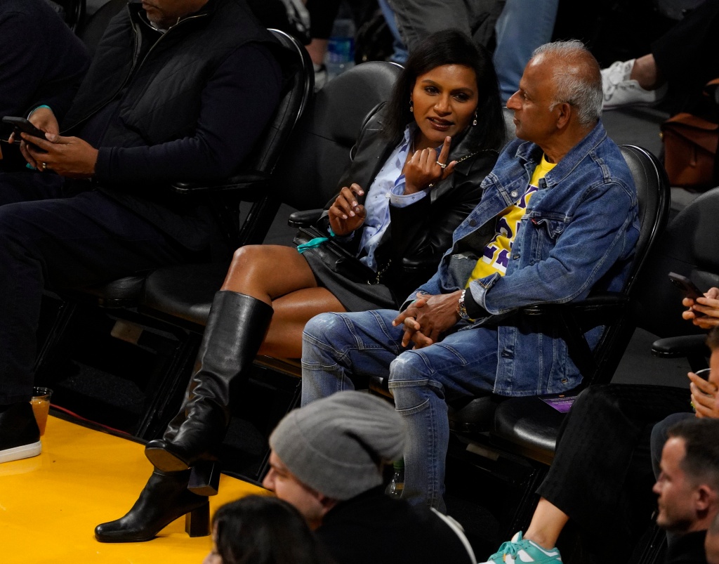 Mindy Kaling and her dad attend a basketball game between the Los Angeles Lakers and the Golden State Warriors at Crypto.com Arena.Pictured: Mindy Kaling Ref: SPL5525080 230223 NON-EXCLUSIVE Picture by: London Entertainment / SplashNews.com Splash News and Pictures USA: +1 310-525-5808 London: +44 (0)20 8126 1009 Berlin: +49 175 3764 166 photodesk@splashnews.com World Rights
