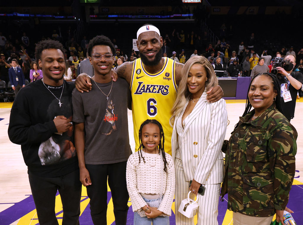 LOS ANGELES, CALIFORNIA - FEBRUARY 07: LeBron James #6 of the Los Angeles Lakers poses for a picture with his family at the end of the game, (L-R) Bronny James, Bryce James, Zhuri James Savannah James and Gloria James, passing Kareem Abdul-Jabbar to become the NBA's all-time leading scorer, surpassing Abdul-Jabbar's career total of 38,387 points against the Oklahoma City Thunder at Crypto.com Arena on February 07, 2023 in Los Angeles, California. (Photo by Harry How/Getty Images)