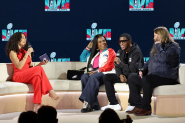 PHOENIX, ARIZONA - FEBRUARY 09: (L-R) MJ Acosta-Ruiz, Sheryl Lee Ralph, Babyface and Chris Stapleton speak onstage during the Super Bowl LVII Pregame & Apple Music Super Bowl LVII Halftime Show Press Conference at Phoenix Convention Center on February 09, 2023 in Phoenix, Arizona. (Photo by Mike Coppola/Getty Images)