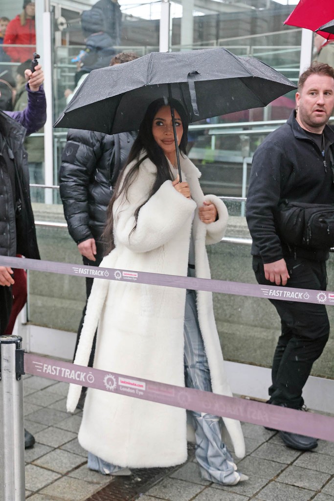 Kim Kardashian, London Eye, Celebrity Style, Fuzzy Coat, Pointy Heels. 