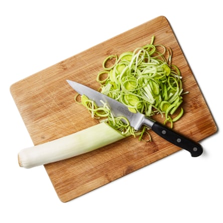 02a Felicity Cloake’s glamorgan sausages 006 . Wash and finely slice the leek, taking care to rinse out any dirt and grit lurking between the layers.